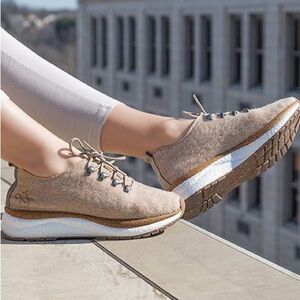 OTBT Women’s Size 9 Courier Alpaca Wool Casual Sneakers